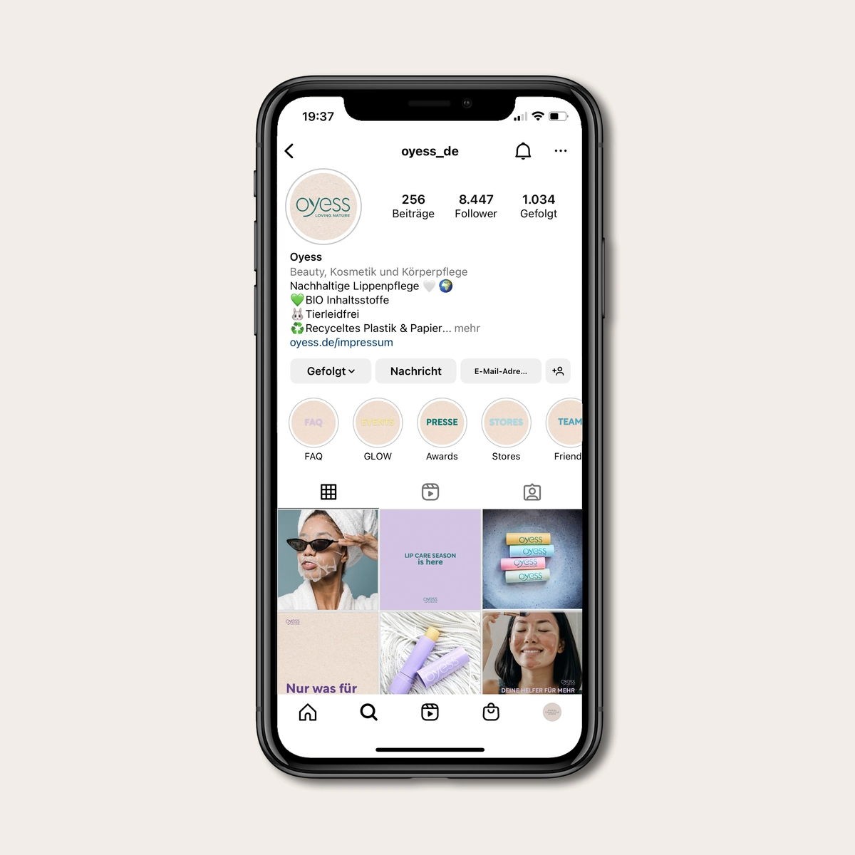 Instagram Design für OYESS nachhaltige Lippenpflege Marke auf iPhone dargestellt