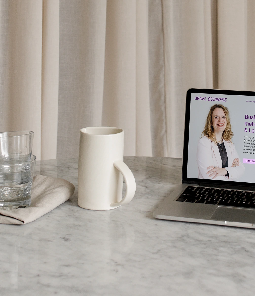 Webdesign Projekt Brave Business von Special Connection Studio auf Laptop dargestellt. Finanzen & Business Coaching Website Design für Brave Business. Klare Struktur, modernes Design und eine Website, die Vertrauen schafft.