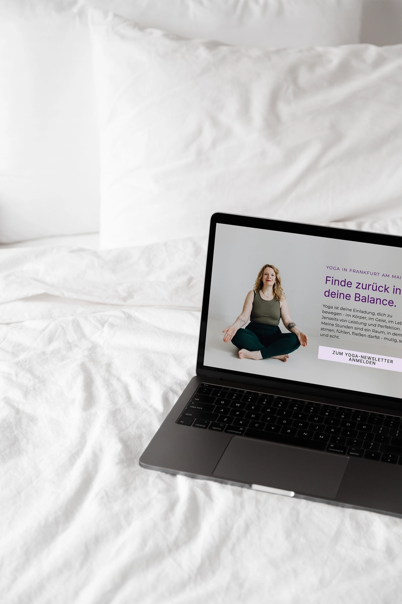 Webdesign für Stefanie Finke Yoga – Website auf Laptop dargestellt. WordPress Website Design für Stefanie Finke Yoga. Strukturierte Website für Kurse, Angebote und Newsletter-Anmeldung.